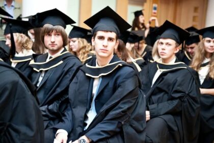 Мантии для выпускника — от университетского этикета до индивидуального выбора